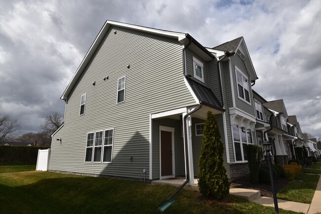 Building Photo - 8043 Rutland Village Dr