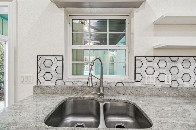 Building Photo - 16453 Pawnee Dr