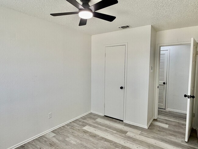 Building Photo - Updated 3/1.5 with Bonus Room in North by Northwest!