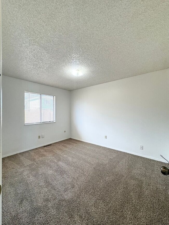Building Photo - 3 Bedroom Single Family Home in SW Loveland.