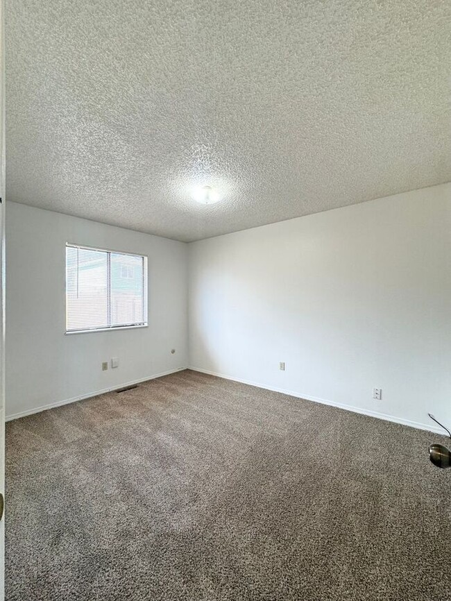 Building Photo - ****MOVE IN SPECIAL**** 1/2 off the first ...