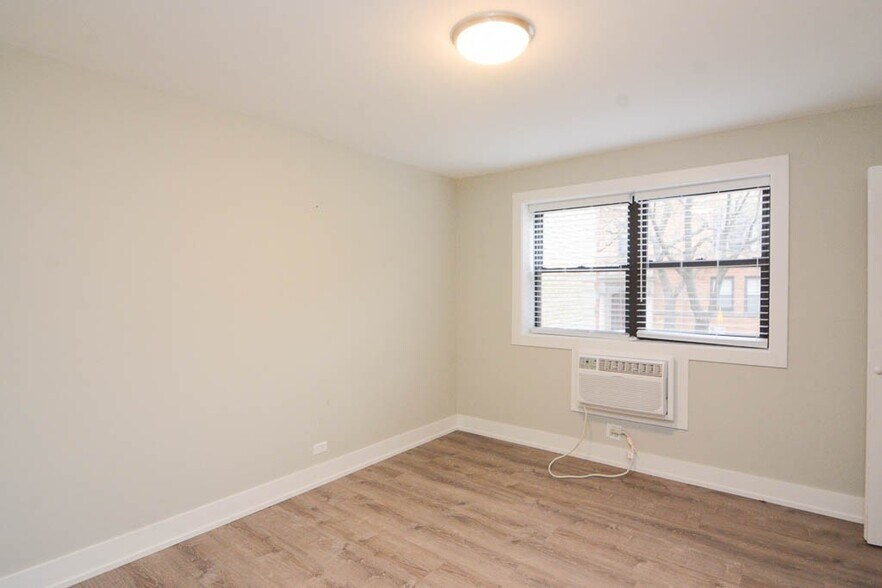 Building Photo - 535 W Surf St