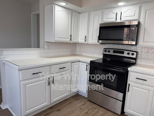 Building Photo - 404 Fee Fee Hills Dr