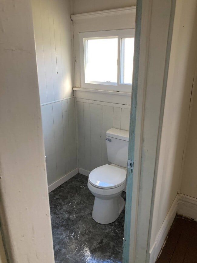 Building Photo - 736 S Seneca Ave