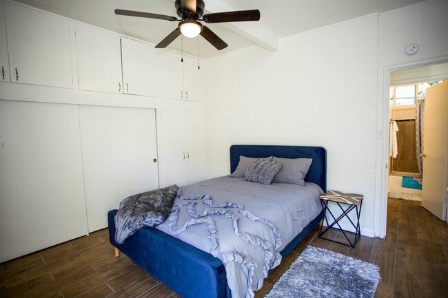 Building Photo - 604 E 8th St