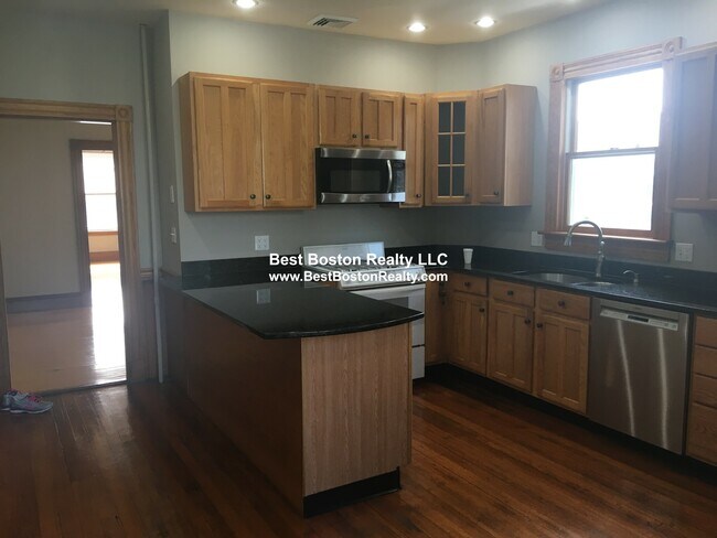 Building Photo - 26 Marathon St