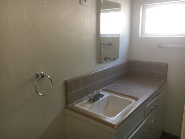 Building Photo - 1747 Conejo Dr