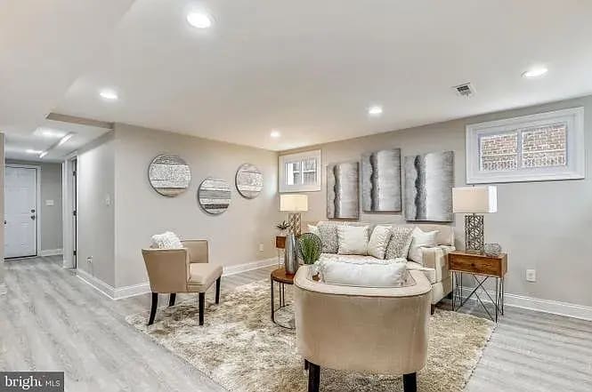 Building Photo - 724 Oneida Pl NW