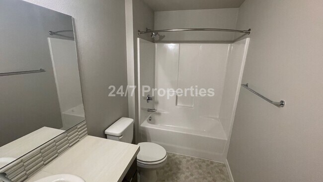 Building Photo - Modern and Stylish 3 BD | 3.5 BA Townhome ...
