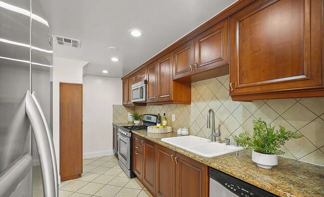 Building Photo - 9323 Alcott St