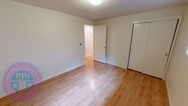 Building Photo - Lake Oswego! Lake Grove Ranch, Beautiful Outdoor Living Space, Park Like Setting!  Single Level R...