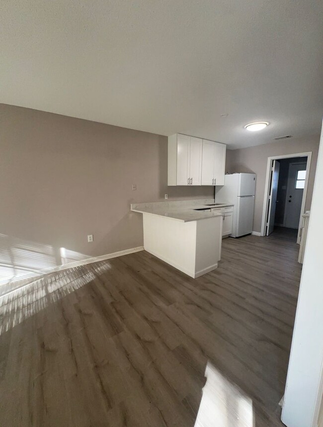 Building Photo - Fully Renovated 3 bedroom 2 bathroom Duple...