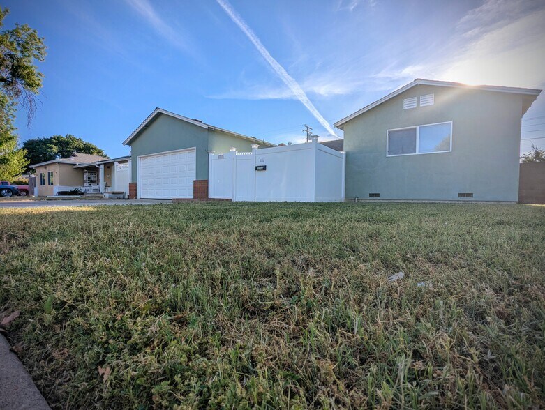 Building Photo - 2213 Newport Dr