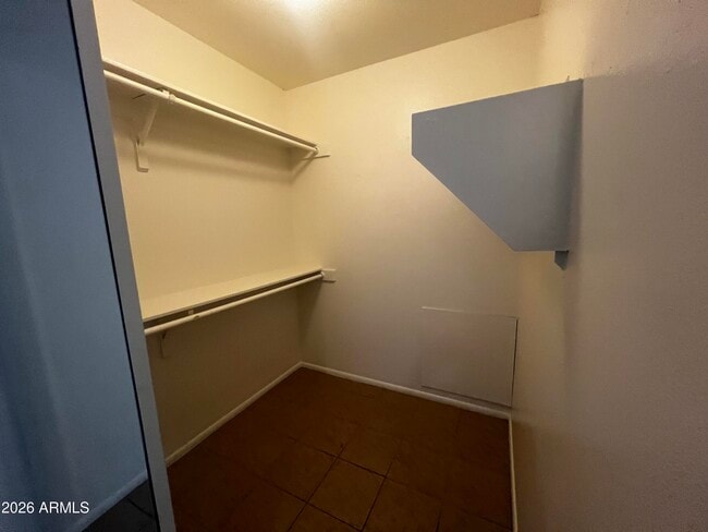 Building Photo - 1550 W Knowles Ave