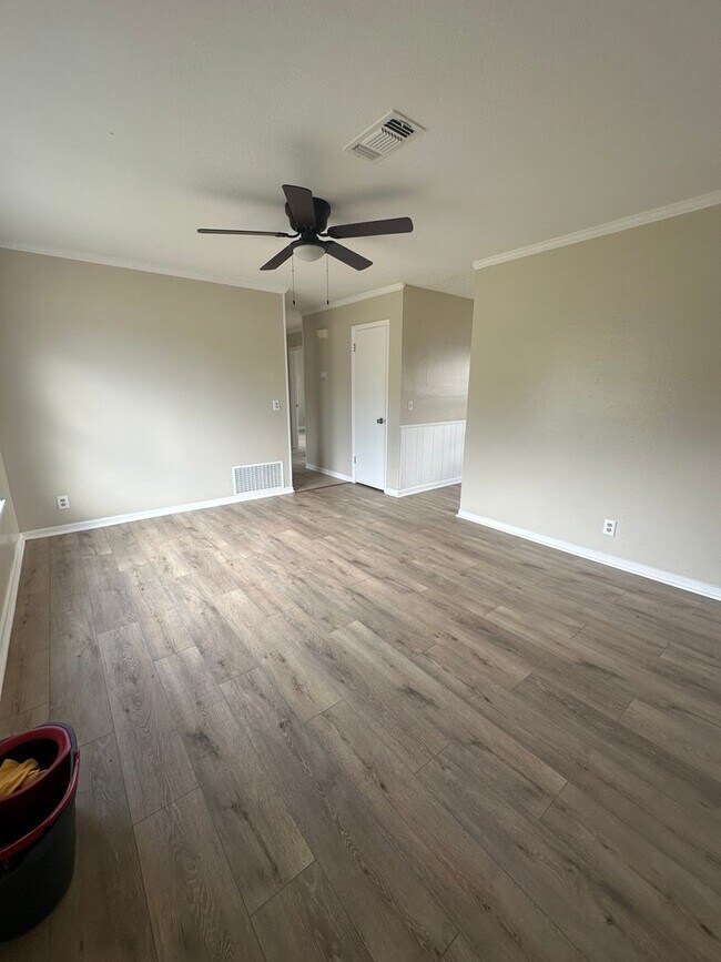 Building Photo - Updated 3 Bedroom Home