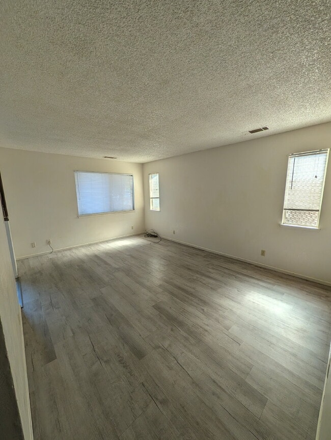 Building Photo - Charming 2-Bedroom Retreat in Visalia's Heart!