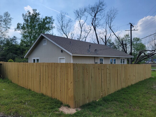 Building Photo - BEAUTIFUL RECENTLY REMODELED 3 BEDROOM 2 B...