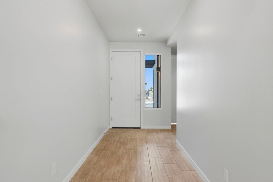 Building Photo - 5516 E Edgar Wy