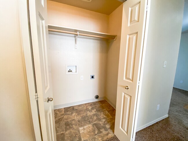 Building Photo - 3025 N Maple Grove Rd