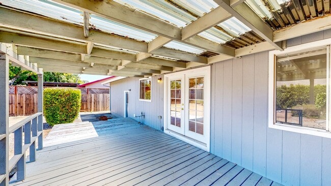 Building Photo - 4 Bedroom 2 Full Bathroom Single Family Ho...