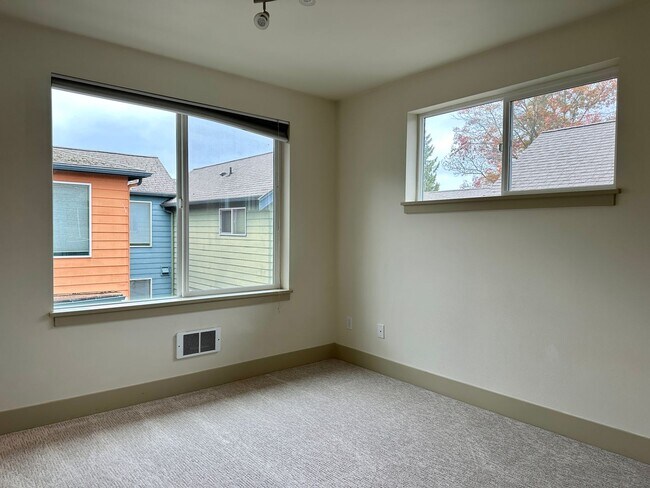 Building Photo - Enjoy pets and parking at this ideal townh...