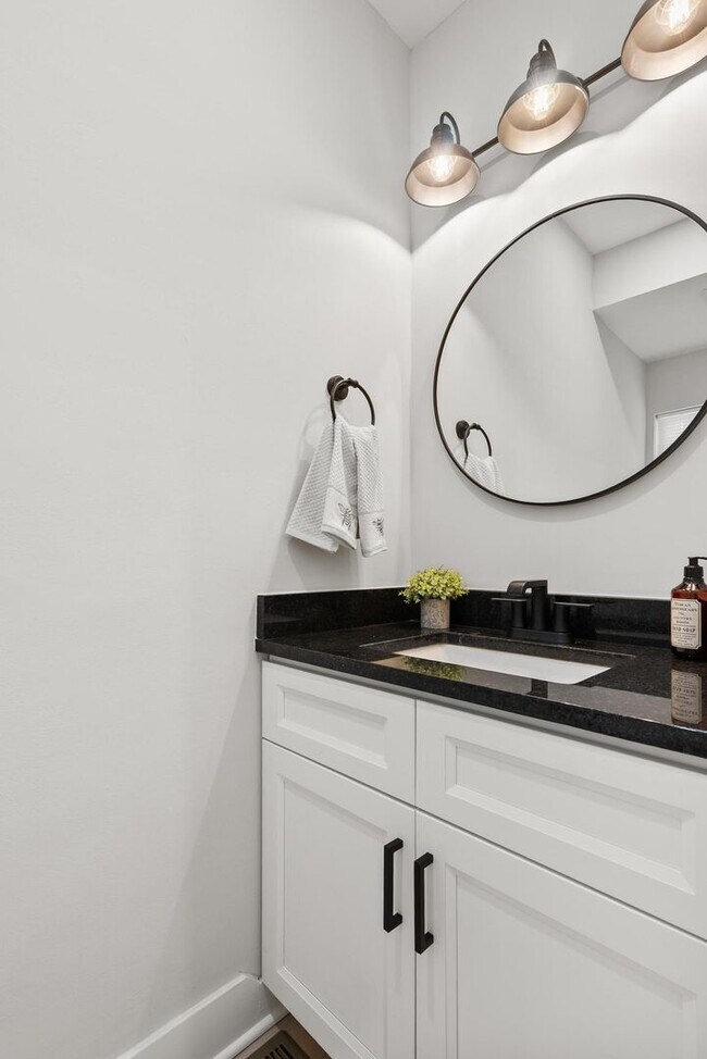 Building Photo - Luxurious 3-Bedroom Townhome in Point Breeze! Available NOW!