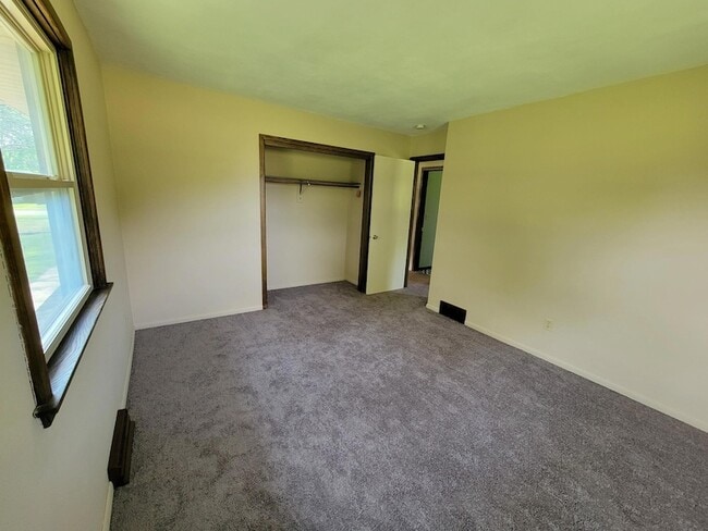 Building Photo - 205 Sharon St