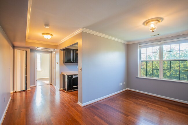 Building Photo - Lovely 2 BR/2 BA Top-Floor Apartment in Ma...