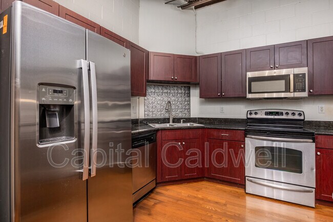 Building Photo - 1615 E fifth Ave