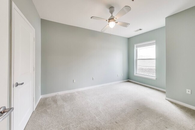 Building Photo - Luxury 1BD/1BA condo steps to SS METRO