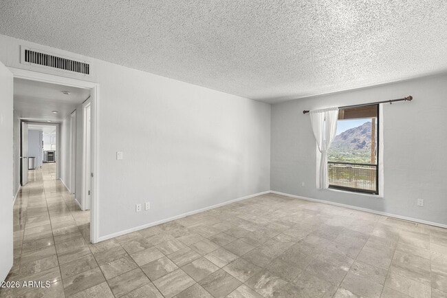 Building Photo - 6900 N Highlands Dr