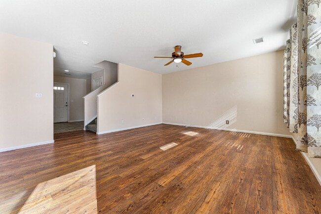 Building Photo - Lovable 3 Bed, 2.5 Bath Single Family Thor...