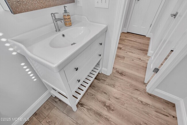 Building Photo - 101 W Cove Way