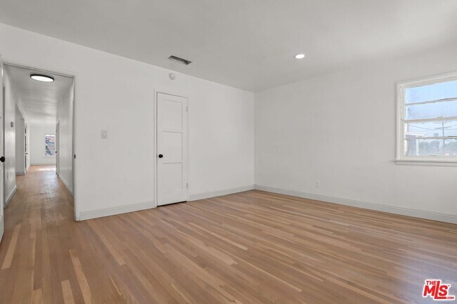 Building Photo - 4411 Victoria Park Dr