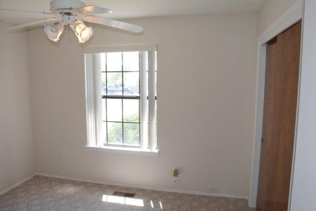 Building Photo - Foothills 3 Bedroom 2 Bath  2 car garage