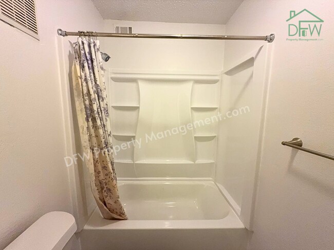 Building Photo - Inviting 3-Bedroom Condo with Fenced Backyard and Pool Access for LEASE in Irving, TX