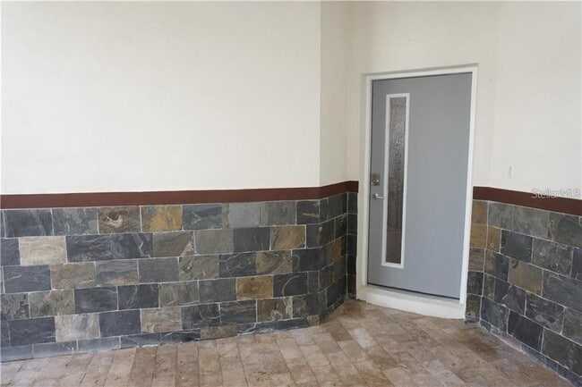 Building Photo - 1908 Greenbriar Ter