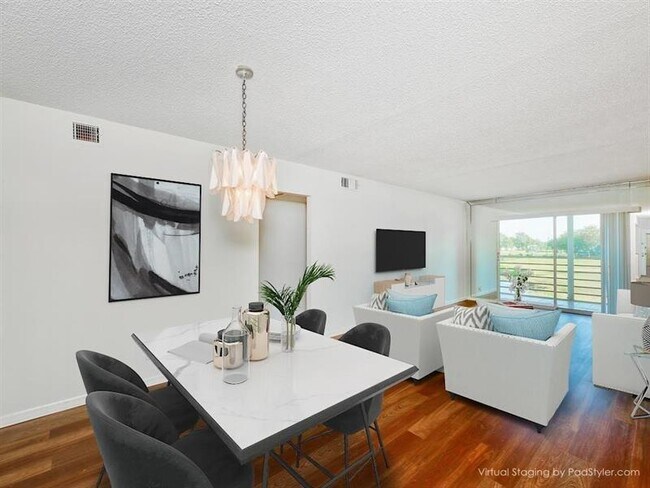 Building Photo - 4701 Martinique Dr