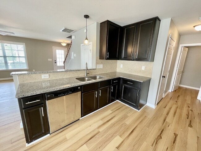 Building Photo - 3 bed, 2 bath Nest in Cameron