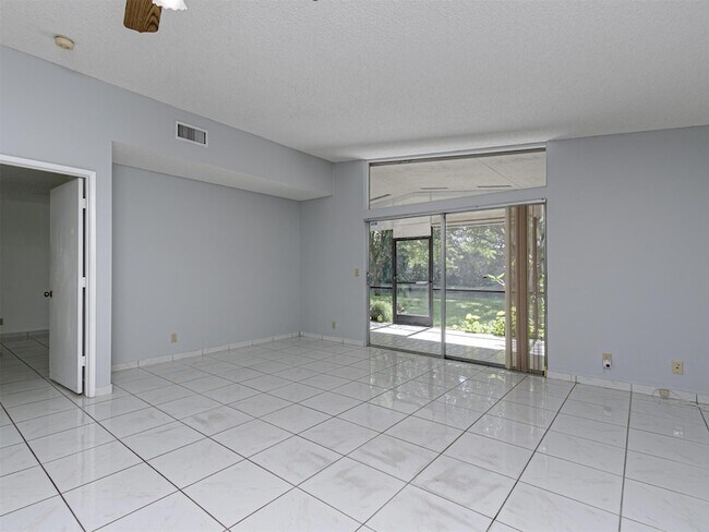 Building Photo - 556 Woodgate Cir