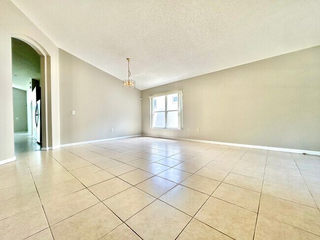 Building Photo - Davenport Gem: 4Bedrooms/ 2Baths pool home!