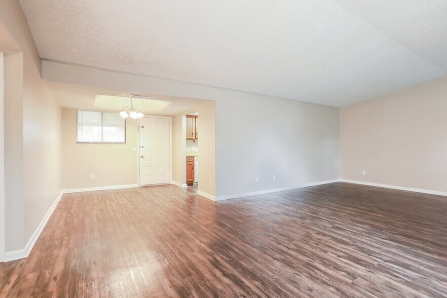 Building Photo - 2823 St Martin Dr