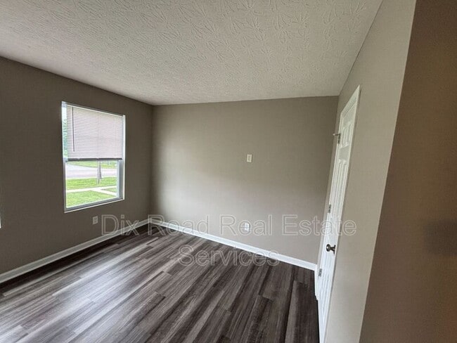 Building Photo - 424 W Kemper Rd