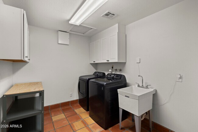 Building Photo - 5449 E Larkspur Dr
