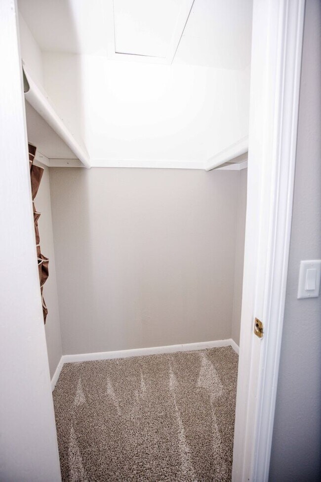 Building Photo - Beautiful Condo for Rent - Appliances included, washer and dryer hook ups, one and half bath, ver...