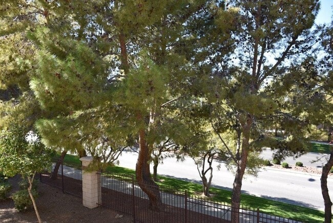 Building Photo - RARE 2nd floor 3 BEDROOM condo in the heart of Seven Hills in gated Horizons @ Seven Hills