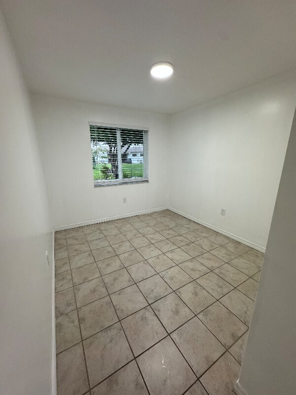 Building Photo - 2712 SW 118th Ct