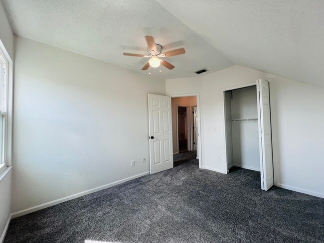 Building Photo - Beautifully Updated 4 bed 2 bath 2 car gar...