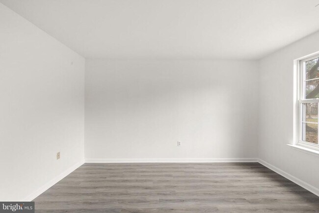 Building Photo - 1310 Sheridan Pl