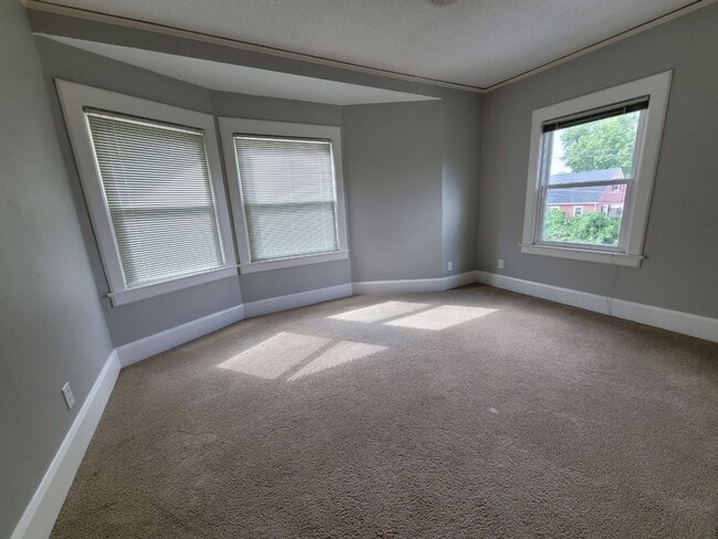 Building Photo - Beautiful 4 bedroom 1.5 house